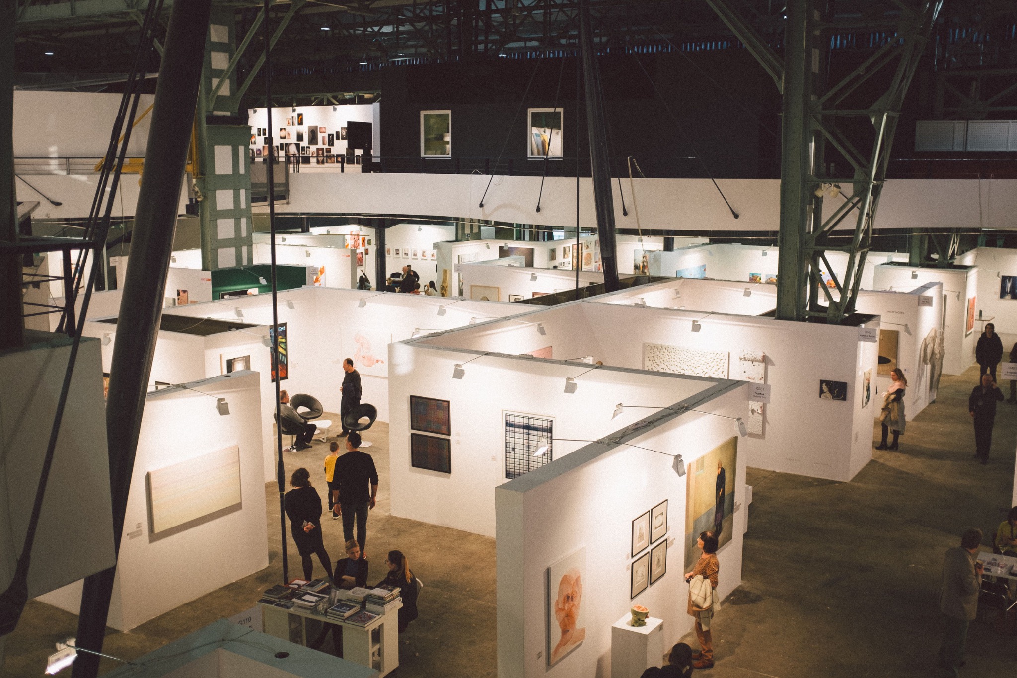 Stand expozițional modern, cu structură deschisă și branding integrat